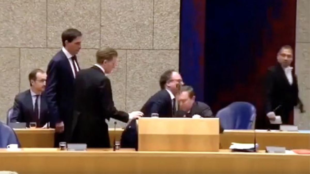 Нидерландта парламент отырысында есінен танып қалған министр отставкаға кетуге өтініш берді