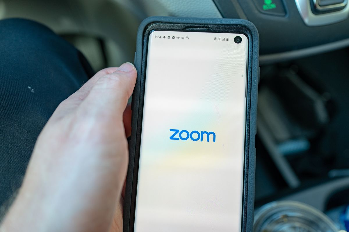 Zoom арқылы онлайн оқып, жұмыс істегендердің жеке мәліметтерін алаяқтар пайдаланып кетуі мүмкін – видео