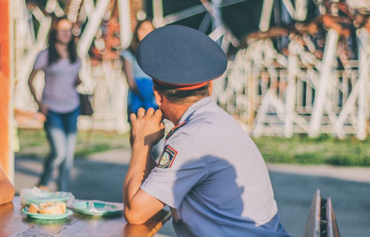 Шымкент кафелерінің бірінде тамақтанып отырған полицей жұмыстан босатылды