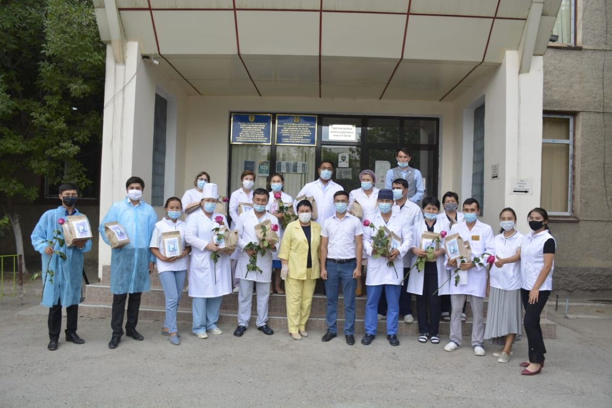 Жасотандықтар дәрігерлерге алғыс айтып, құрмет көрсетті