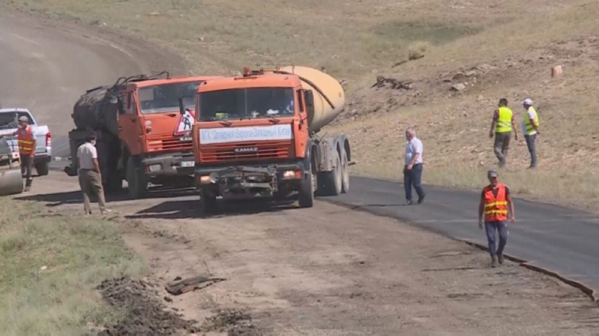 Жамбылда жаңадан салынған жолдардың асфальтін қайтадан күреп алып тастап жатыр