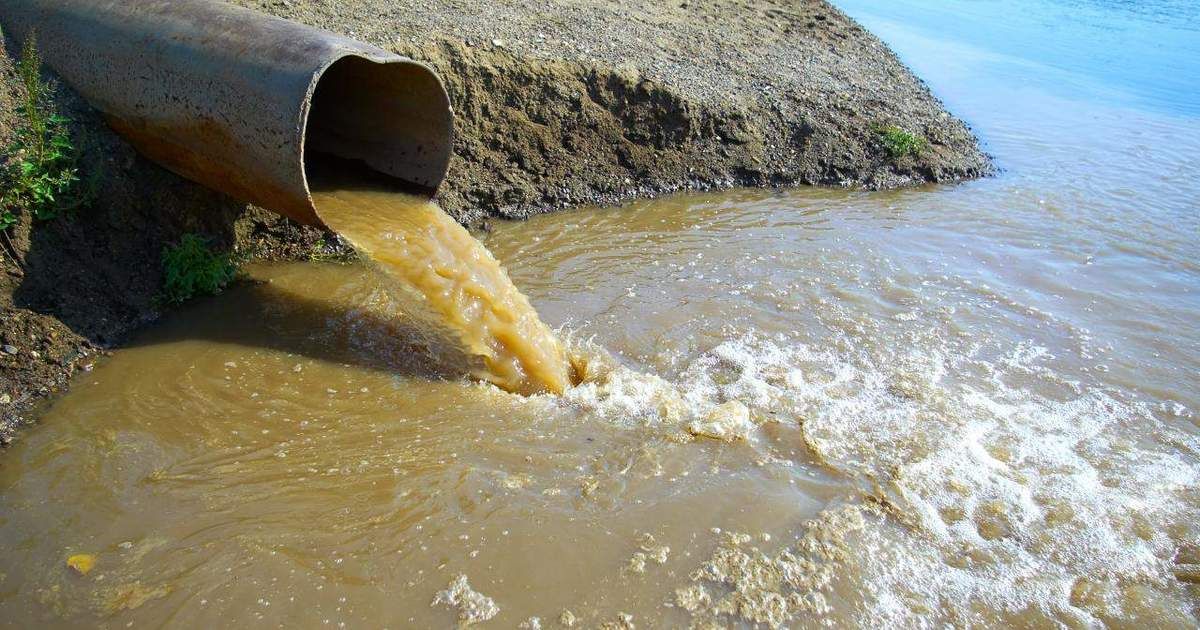 БҚО тұрғыны Жайыққа төгіліп жатқан кәріз суын видеоға түсіріп алған