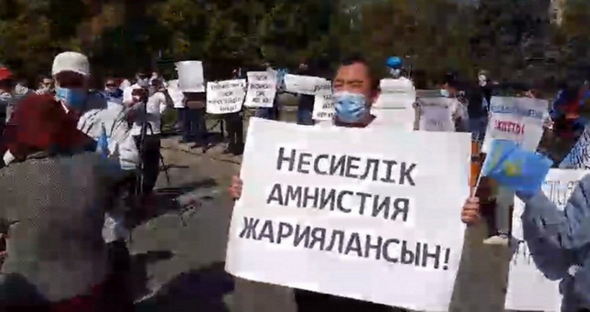 Алматылықтар несиесін кешіруін сұрап, митингке шықты