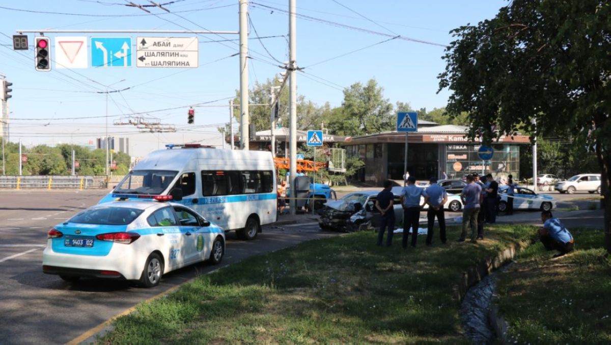 Бағдаршам бағанасын соққан көлік жүргізушісі қайтыс болды