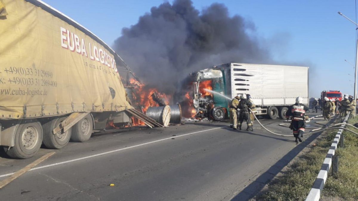 Павлодарда жол апатынан екі жүк көлігі мен жеңіл автокөлік жанып кетті