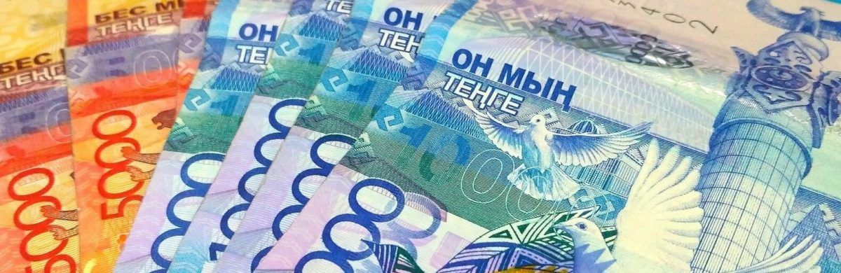 Банкке 20 миллион теңге алып келген азаматты тонаған сәті видеоға түсіп қалған