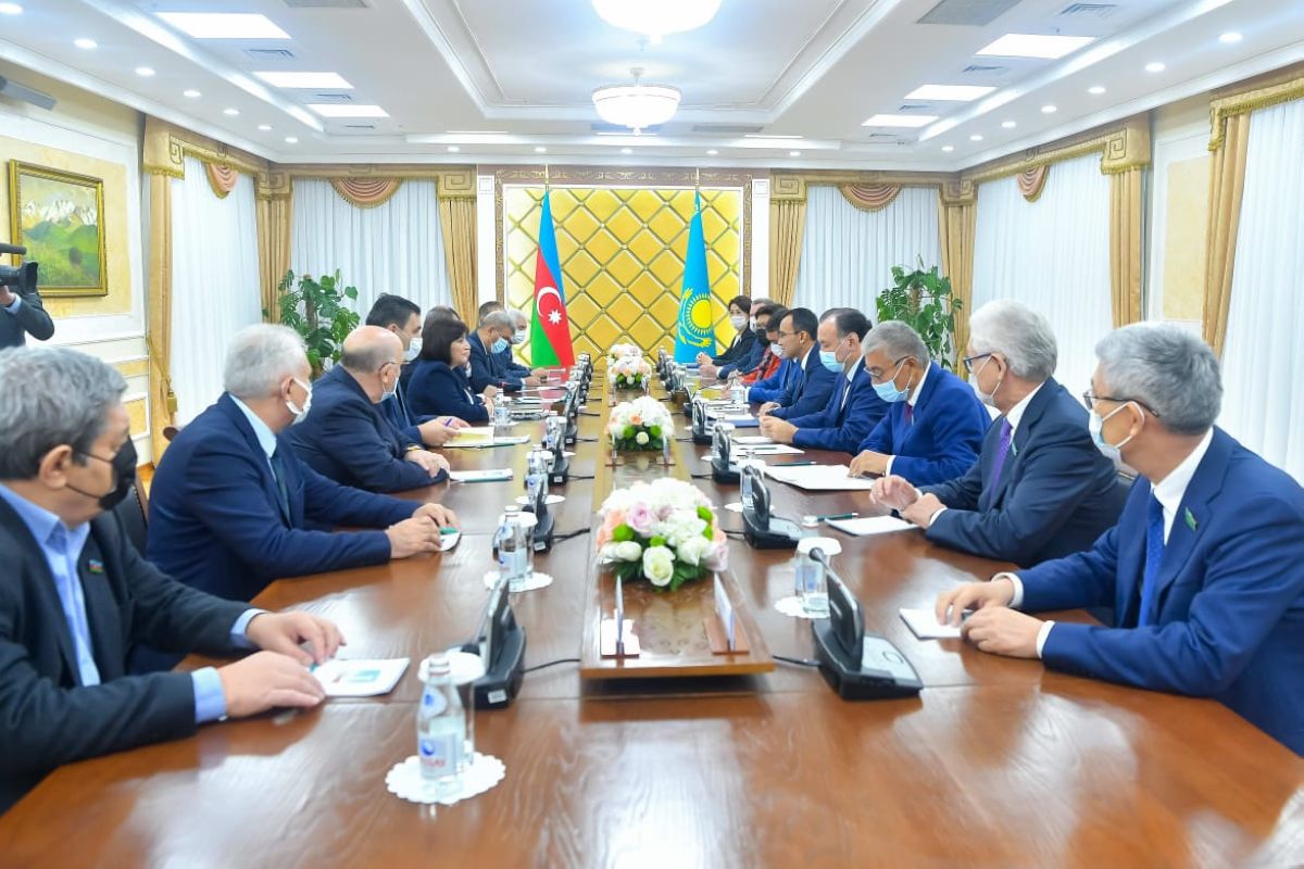 Мәулен Әшімбаев Әзербайжан Республикасы Милли Мәжілісінің спикері Сахиба Гафаровамен кездесті