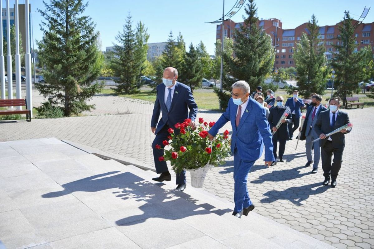 Сенаторлар Қазақстанның қоғам және мемлекет қайраткерлері ескерткішіне гүл шоғын қойды