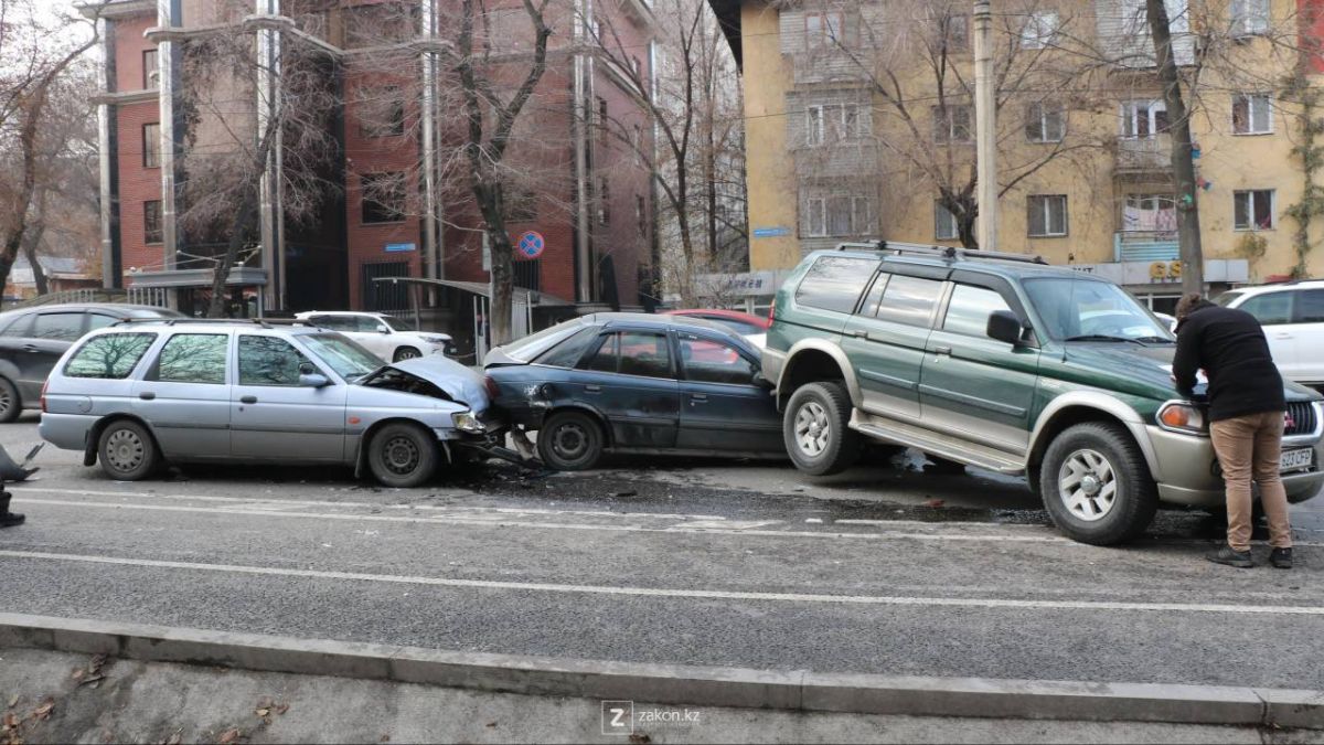 Алматыда төрт көлік қақтығысып, үш айлық сәби зардап шекті