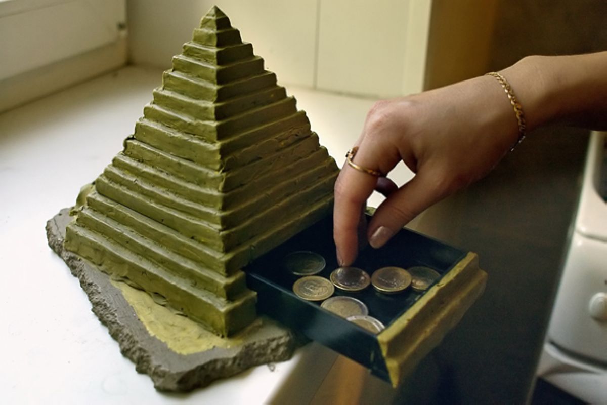 Көкшетаулық әйел қаржы пирамидасын құрды деген күдікке ілінді