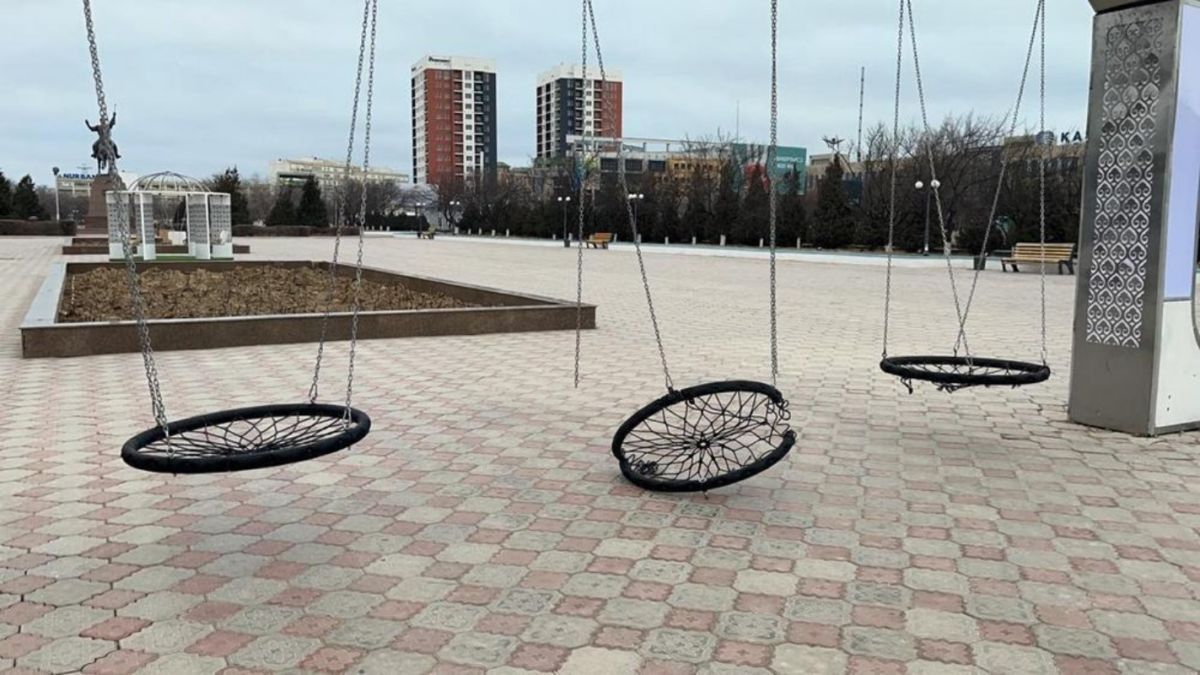 Ақтауда 2,5 миллион теңгеге орнатылған әткеншектерді қиратып кетті