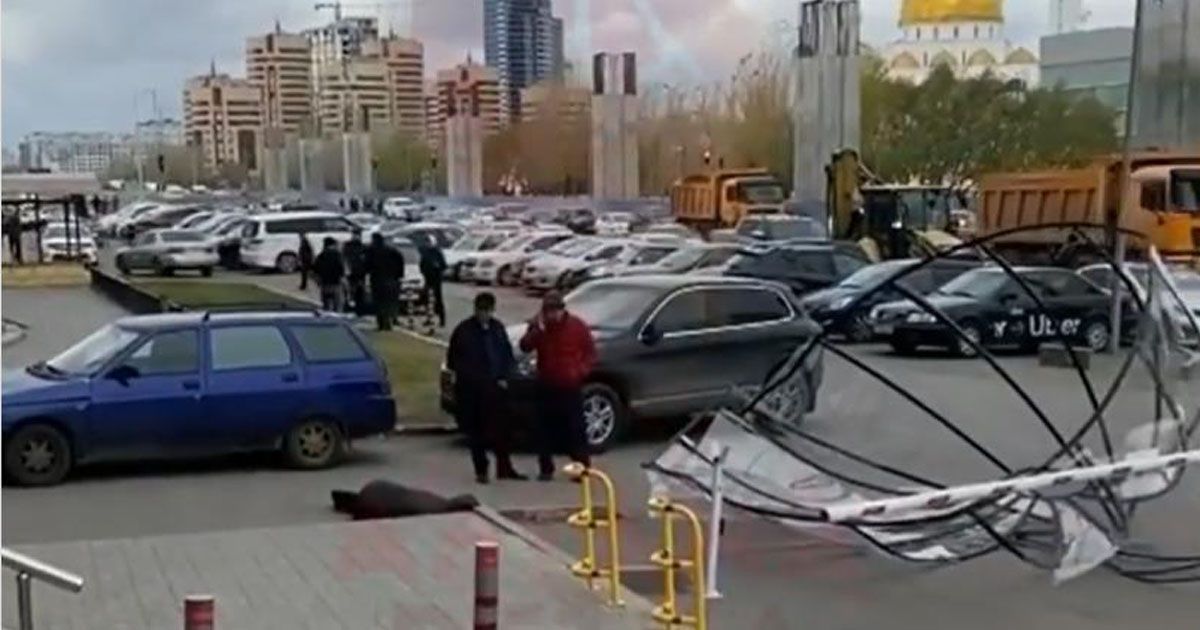 Тұрғын үй кешеніндегі металл конструкция үстіне құлаған әйел көз жұмды