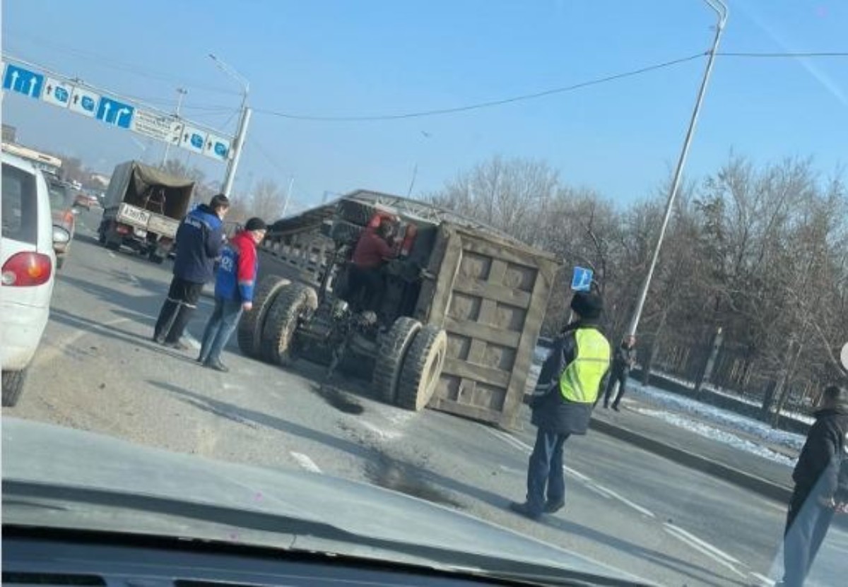 Алматыда кенеттен төрт дөңгелегі шығып кеткен жүк көлігі аударылды – видео  