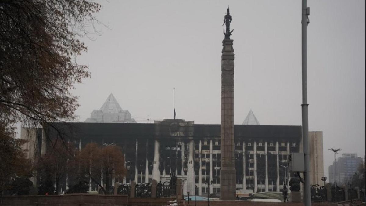 Алматы әкімдігінің өртенген ғимаратының шатырынан адам мәйіті табылды