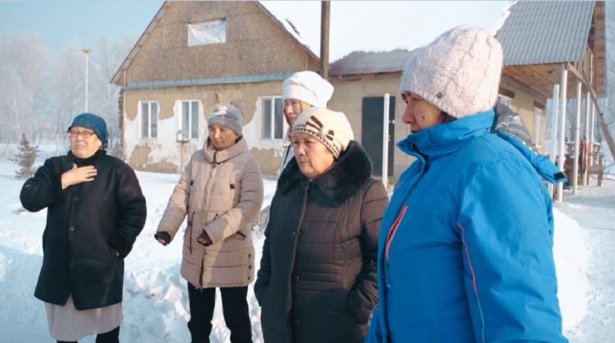 Ауызсуды сатып ішіп отыр