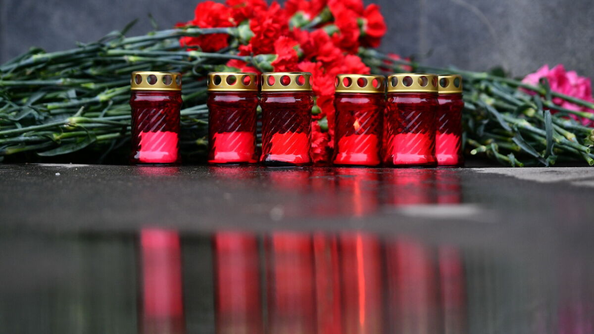 Үндістанда жерлеу рәсімі өткен ер адам 