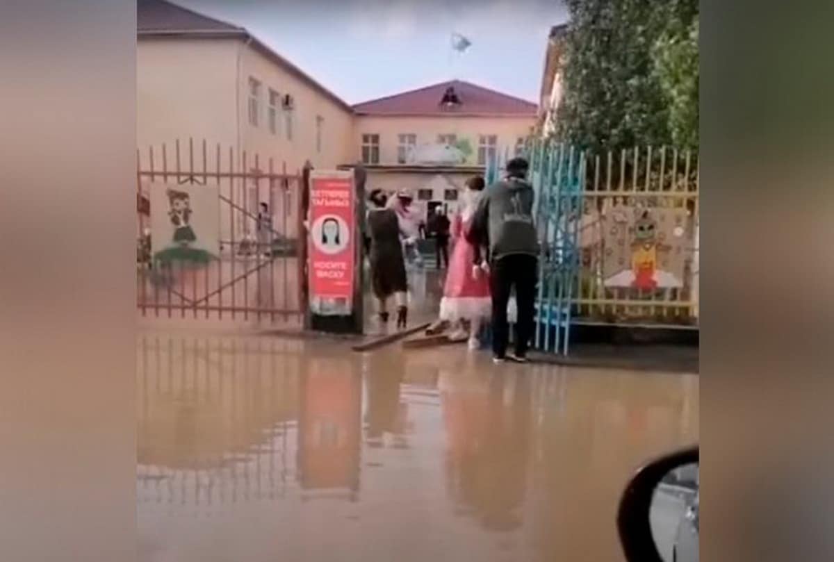 Жаңаөзенде жаңбырдан кейін үш мектеп пен балабақшаны су басып қалды