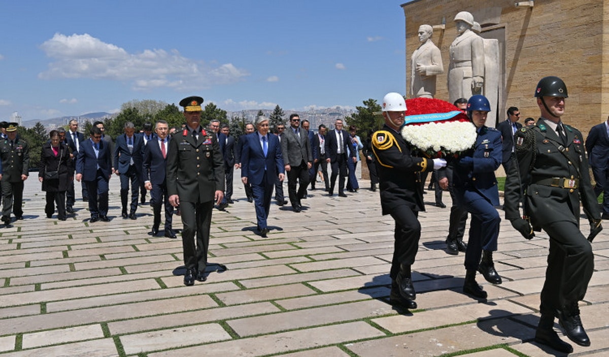 Президент Ататүрік кесенесіне гүл шоғын қойды