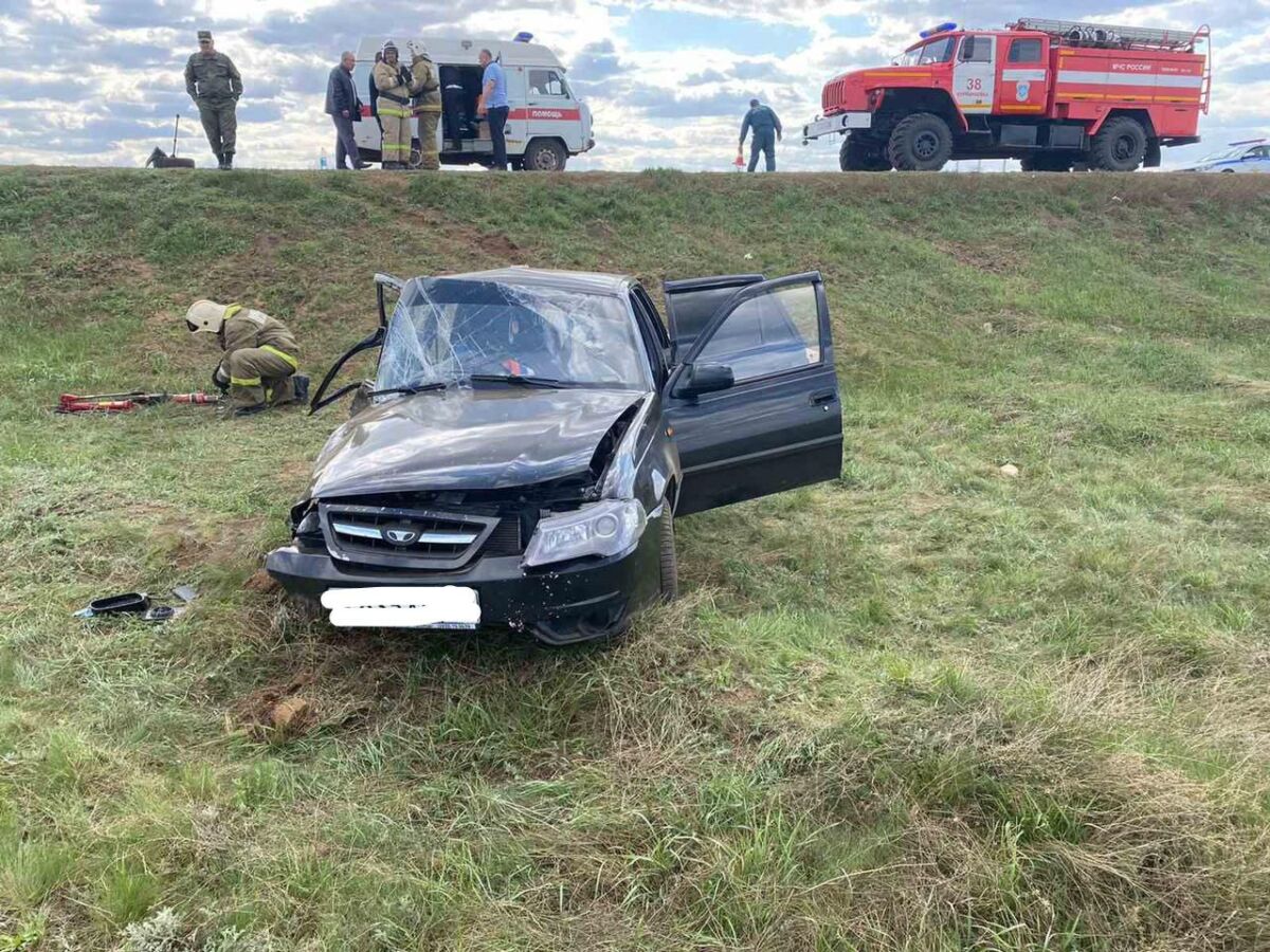 Алматы облысында жол бойында көлігінің дөңгелегін ауыстырып жатқан екі адам қаза тапты