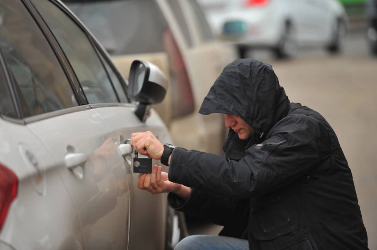 Елордада көлікке ұрлыққа түскен ер адамның әрекеті видеоға түсіп қалды