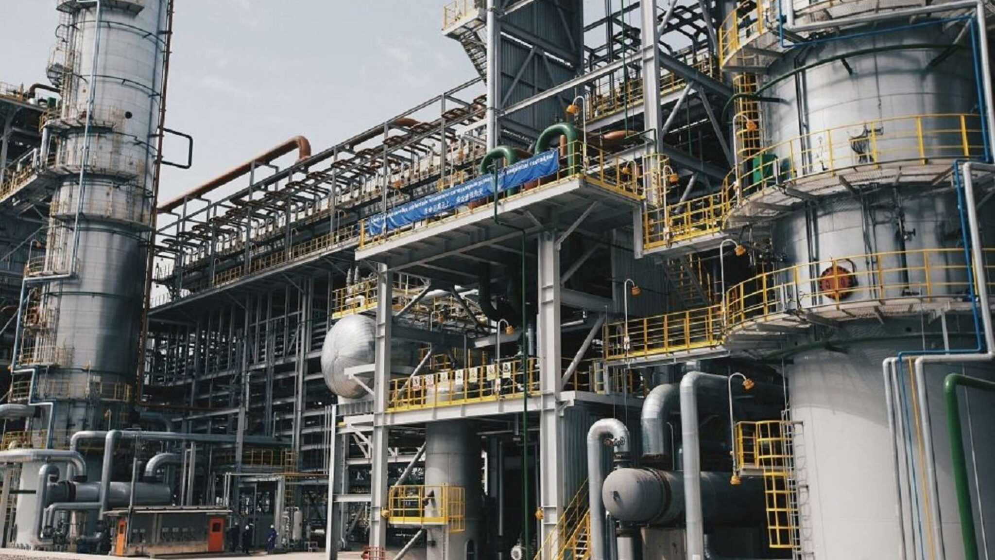 Атырауда мұнай өңдеу зауытының жұмысы тоқтап қалды