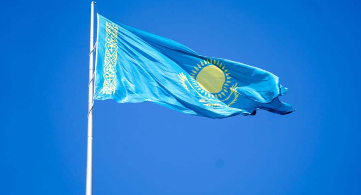 Ер адам шатырға шығып, өрттің ішінен Қазақстанның мемлекеттік туын алып шықты