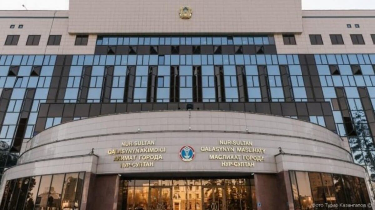 Елордада көпбалалы аналар әкімдікке келген ер адамды соққыға жықты - видео