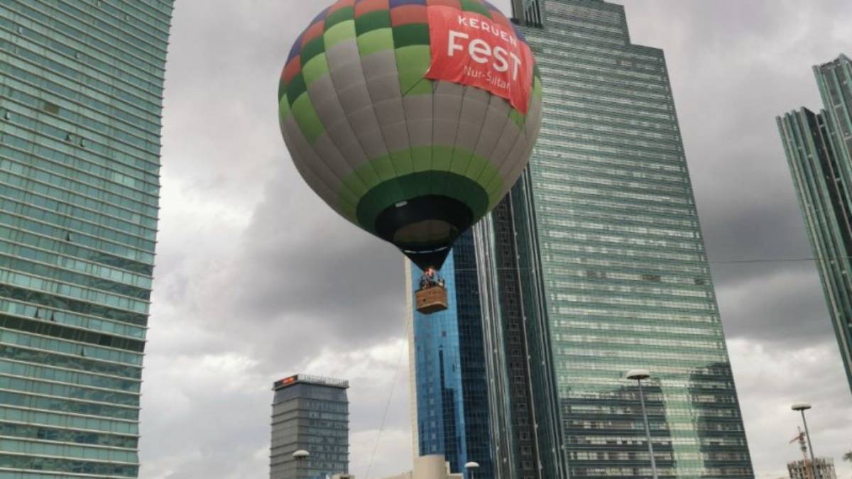 Елордада «Керуен» сауда орталығының маңында әуе шары адамдармен бірге құлады