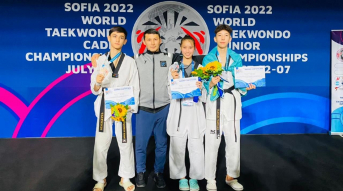 Қоржында 2 күміс, 1 қола