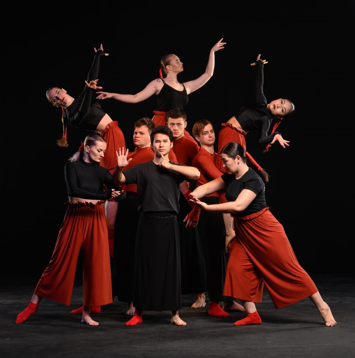 Тыныштықта тербелетін бишілер