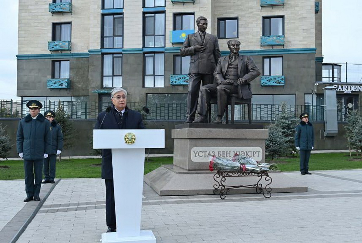 Президент Семейде Мұхтар Әуезов пен Қайым Мұхамедхановқа арналған ескерткішті ашты