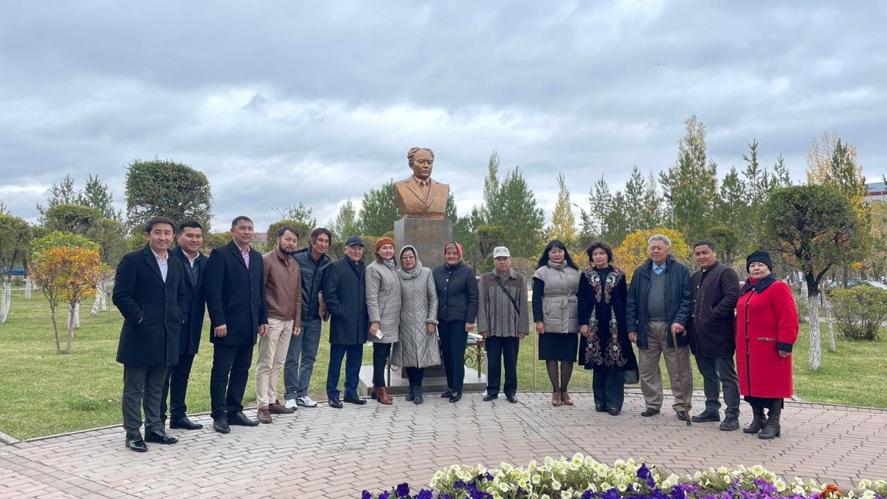 Қарағанды қаласында жазушы Мұхтар Әуезовтің бюсті ашылды