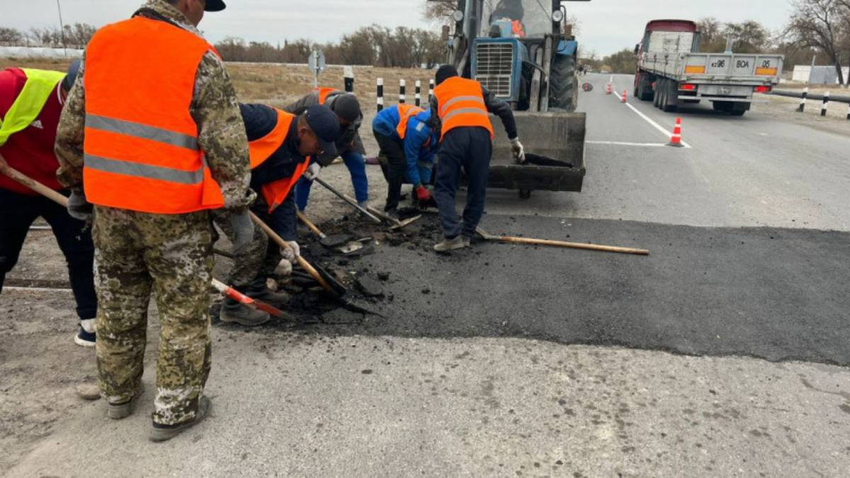 Үштөбеде жол жөндеушілер темір жол рельсін асфальттап тастаған