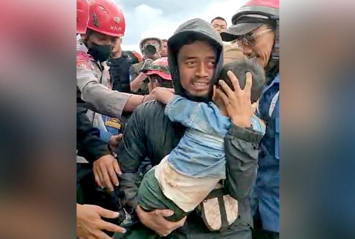 Индонезиядағы жер сілкінісінде үйінді астында қалған бала 45 сағаттан кейін құтқарылды