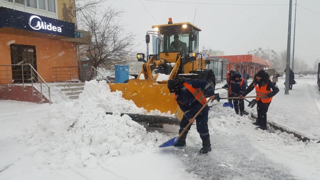 Астанада 2 мыңнан астам адам қар күреп, жолдарды тазалап жатыр