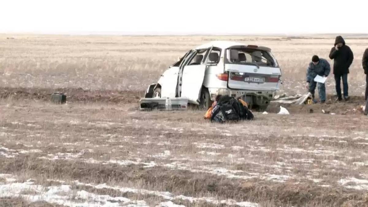 Ақтөбеде балалар мінген көлік аударылып кетті