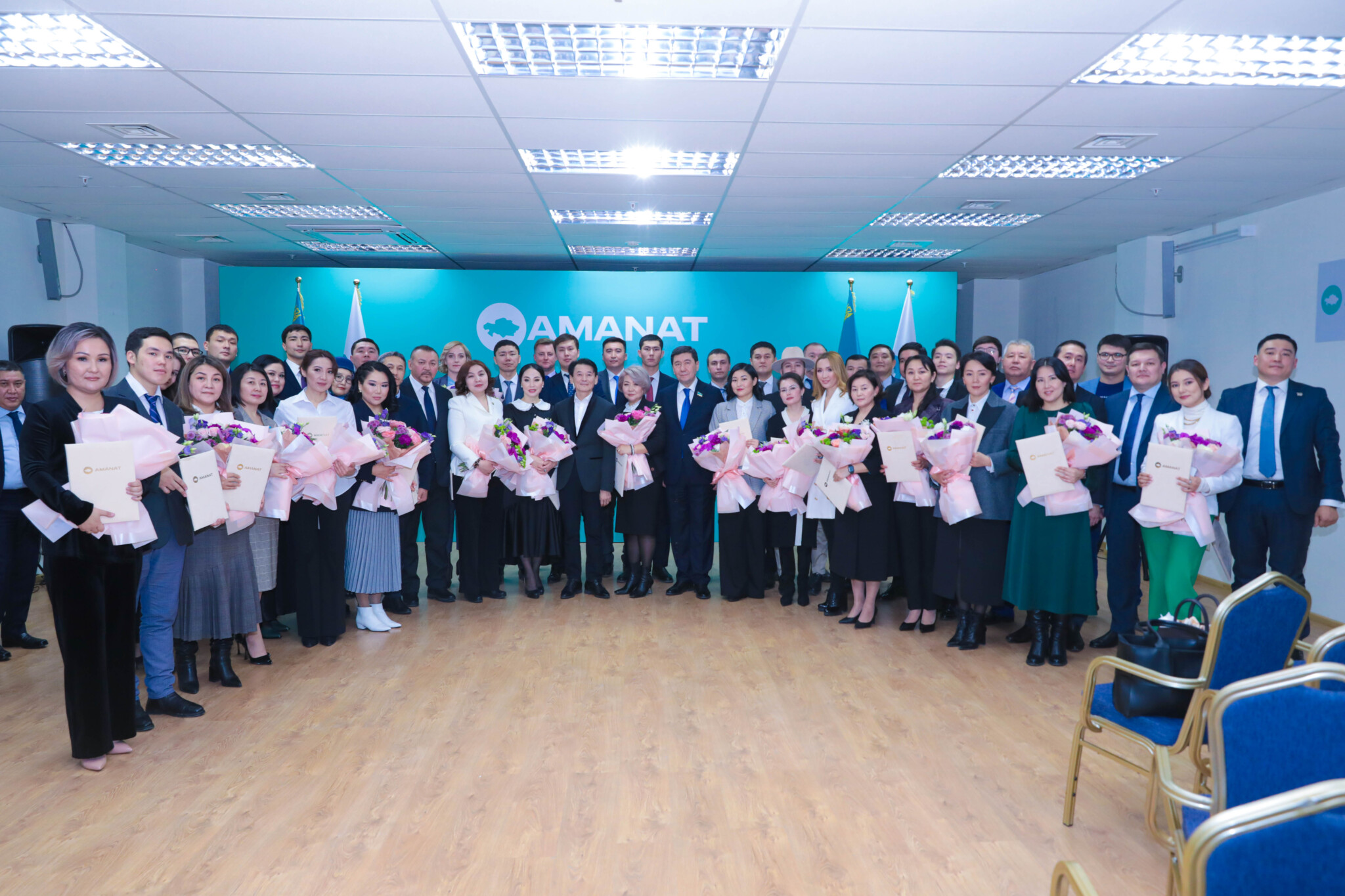 Ерлан Қошанов партияның жаңа мүшелеріне партия билетін тапсырды