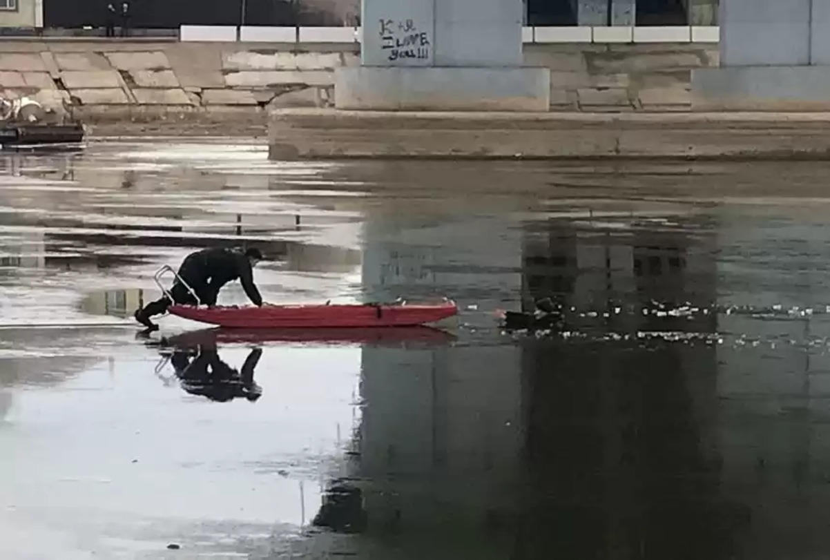 Мұз ойылып, Жайық өзеніне түсіп кеткен 2 адамның біреуі құтқарылды