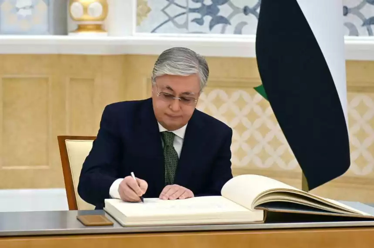 Қасым-Жомарт Тоқаев БАӘ-дегі құрметті қонақтар кітабына қолтаңба қалдырды