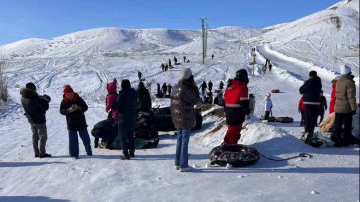 Ақтөбеде қарда жүретін көлік бір топ адамды қағып кеткен сәттің видеосы пайда болды