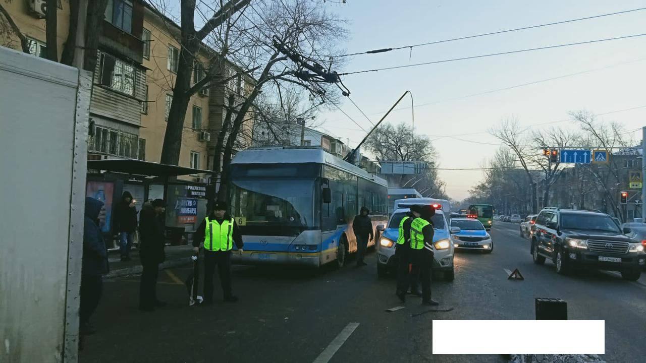 Алматыда жас жігіт троллейбус жүргізушісін қағып өлтірді