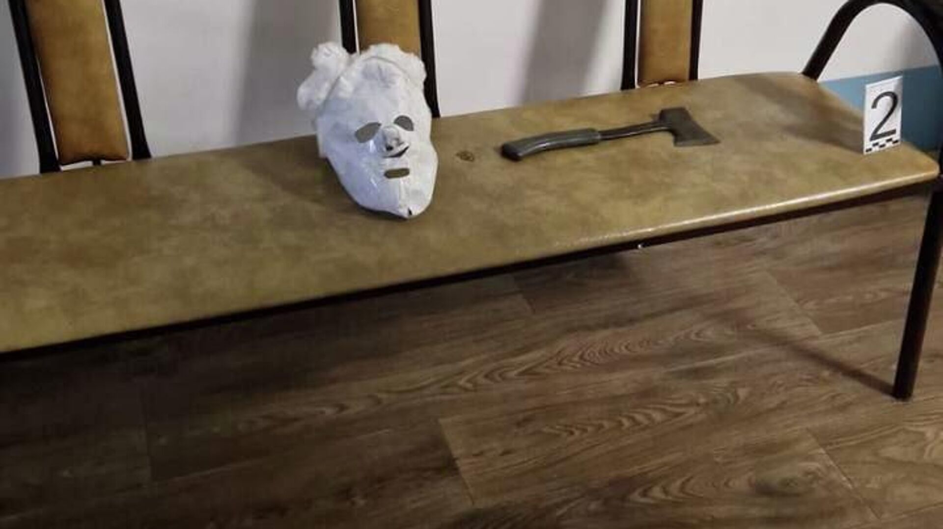 Мектепте балтамен шабуылдаған бала: сыныптастарына телефон шалып, қоқан-лоқы көрсеткен