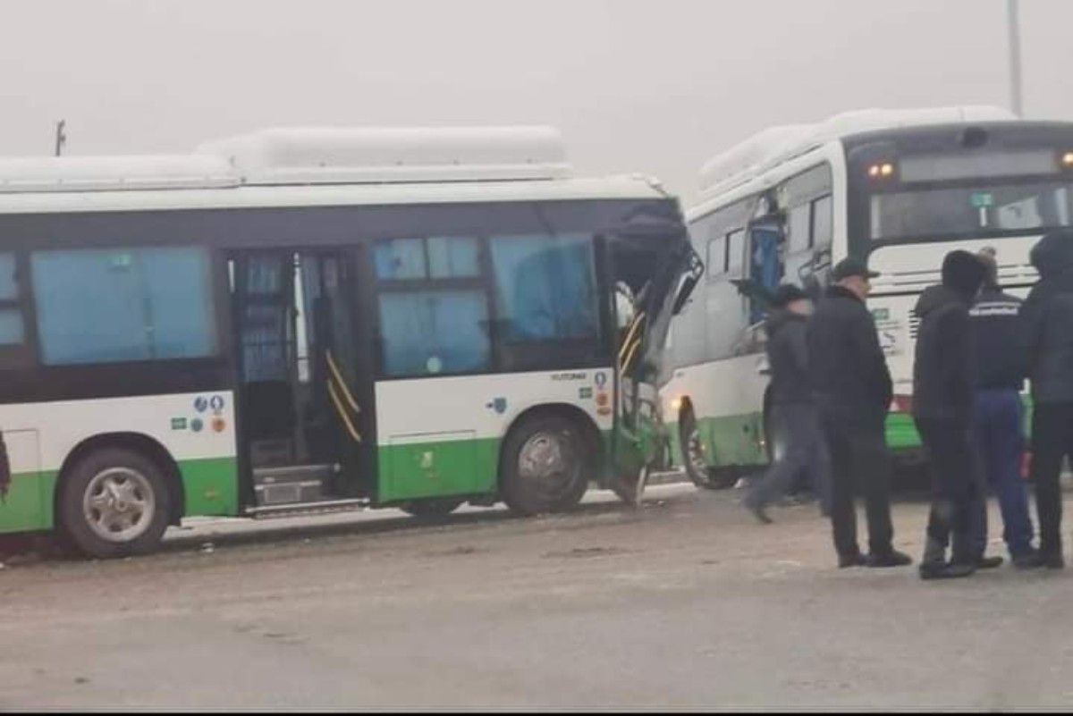 Қызылордада көктайғақ салдарынан екі автобус соқтығысты