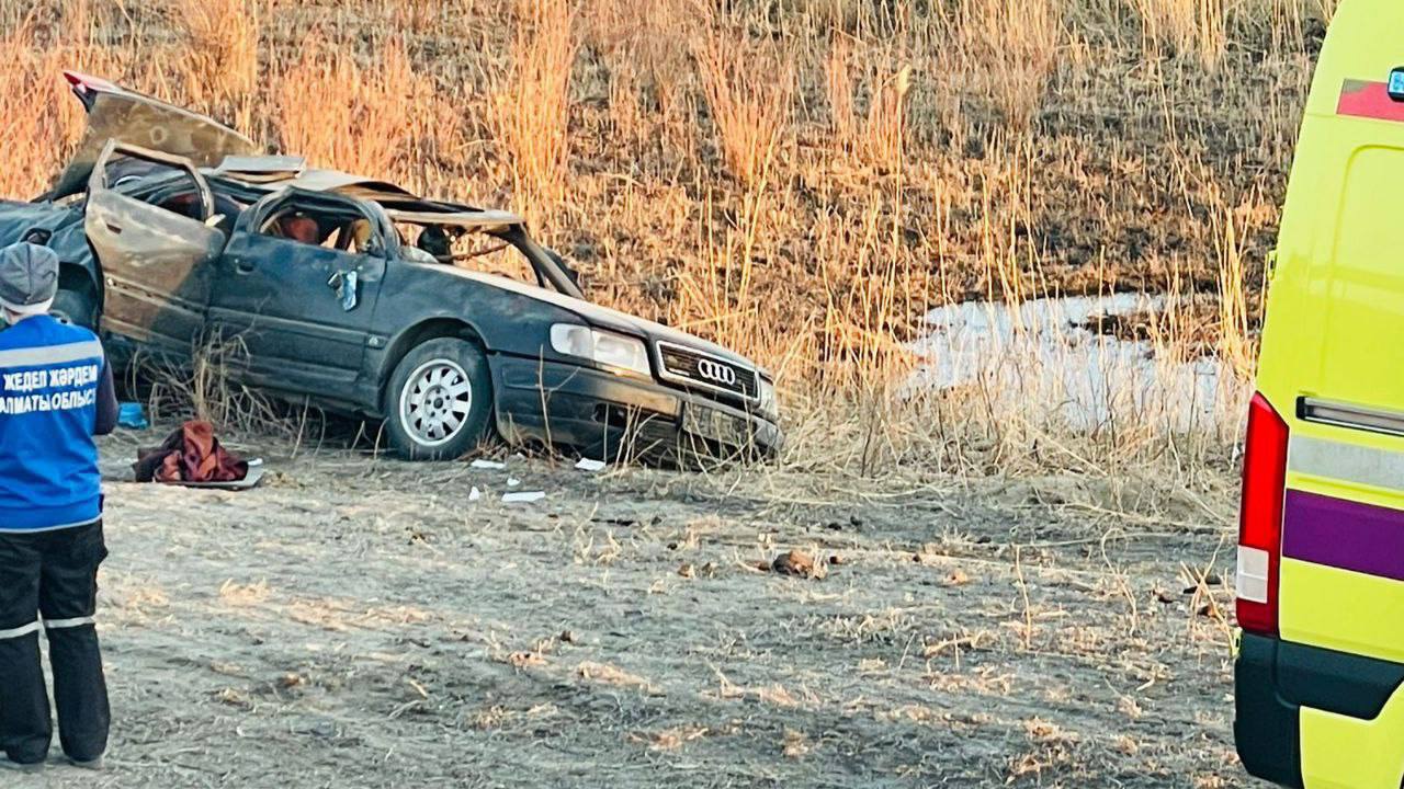 Жетісуда көлік апатынан бір адам қаза тауып, екі адам жарақаттанды