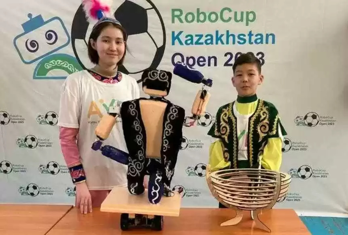 Атырауда оқушылар билейтін робот ойлап тапты