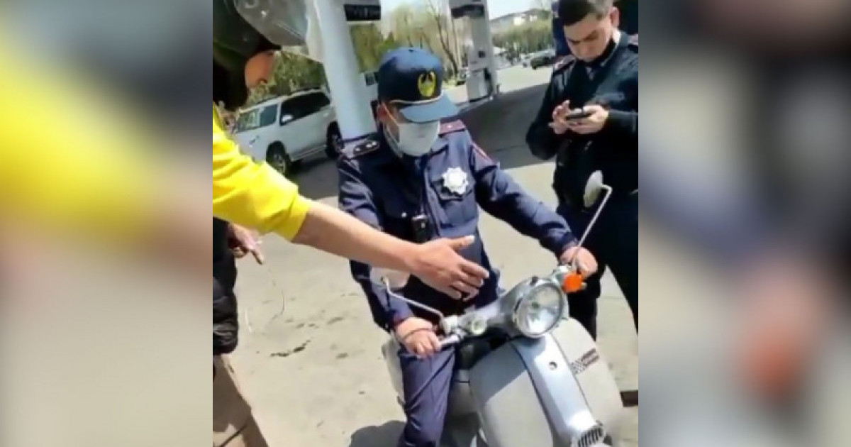 Алматылық полицейді мопедпен оңдырмай қағып кетті