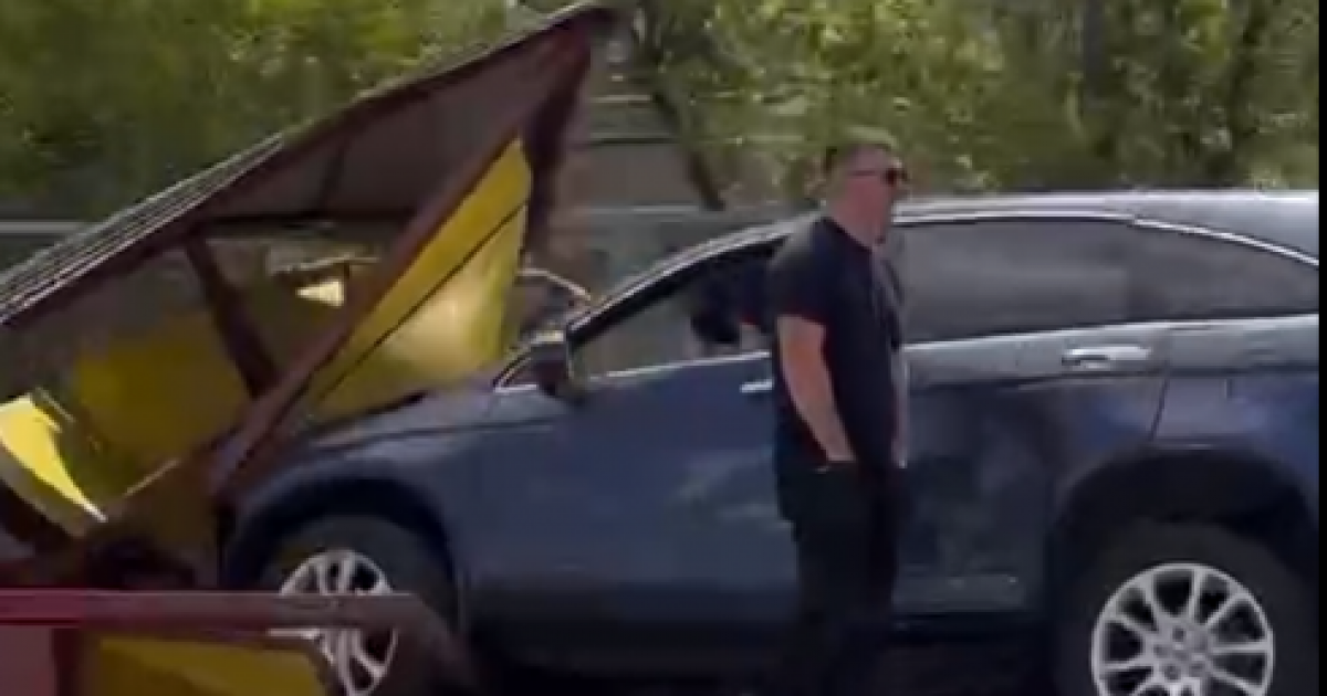 Қарағандыда көлік жүргізушісі аялдаманы қиратып тастаған