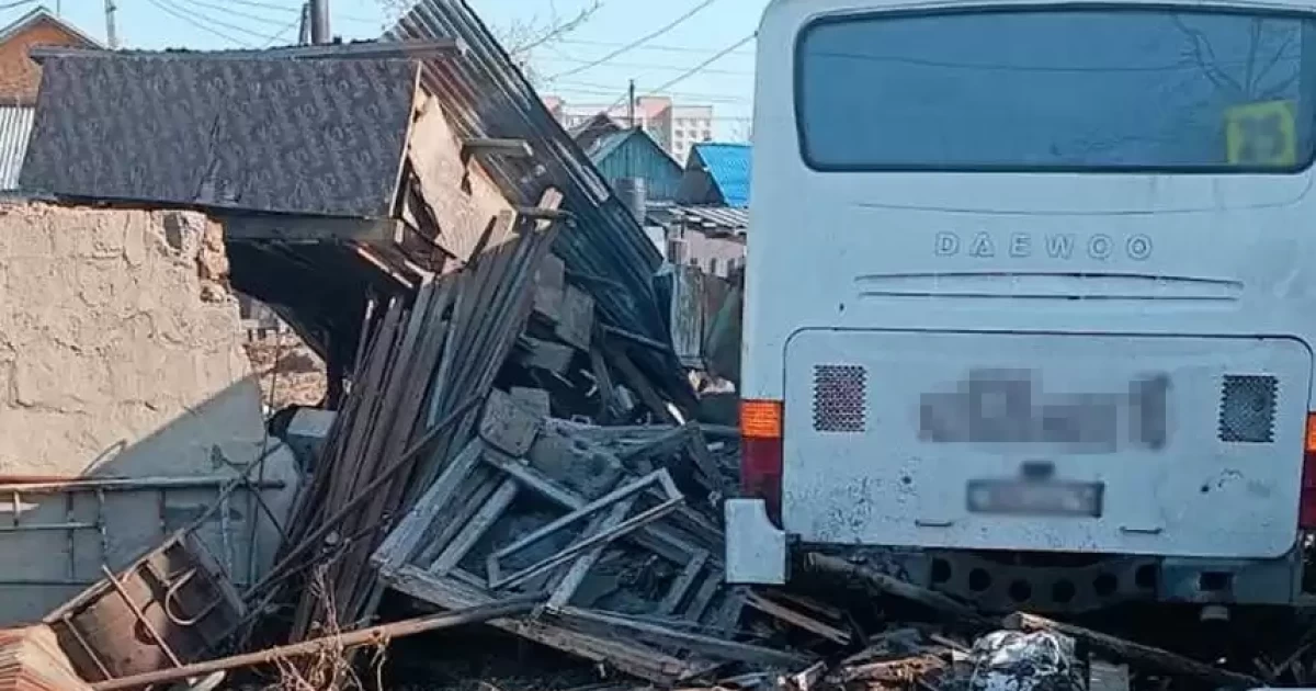 Өскеменде мас жүргізуші басқарған автобус жер үйге соғылды