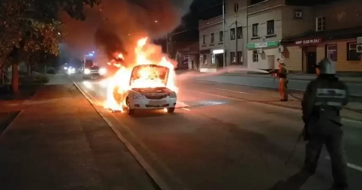 Өскемен қаласында жол жиегінде тоқтап тұрған Lada Priora көлігі жанып кетті