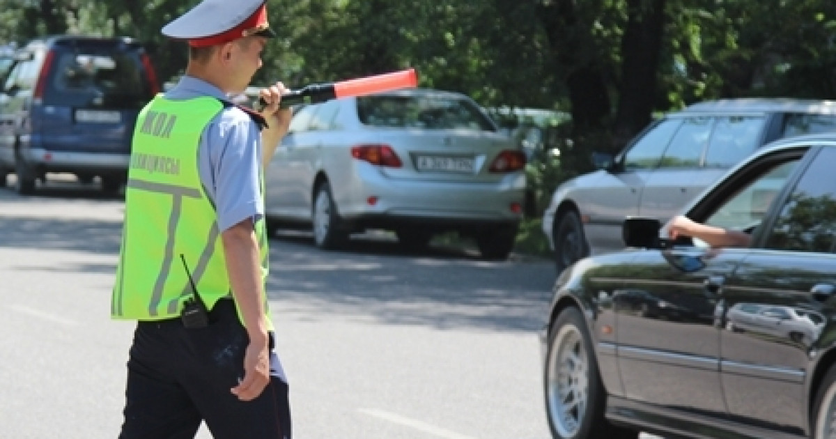 Жамбылда жүріп бара жатқан көліктен денесін шығарып, әңгімелескен жігіттер 224 мың теңге төлейді